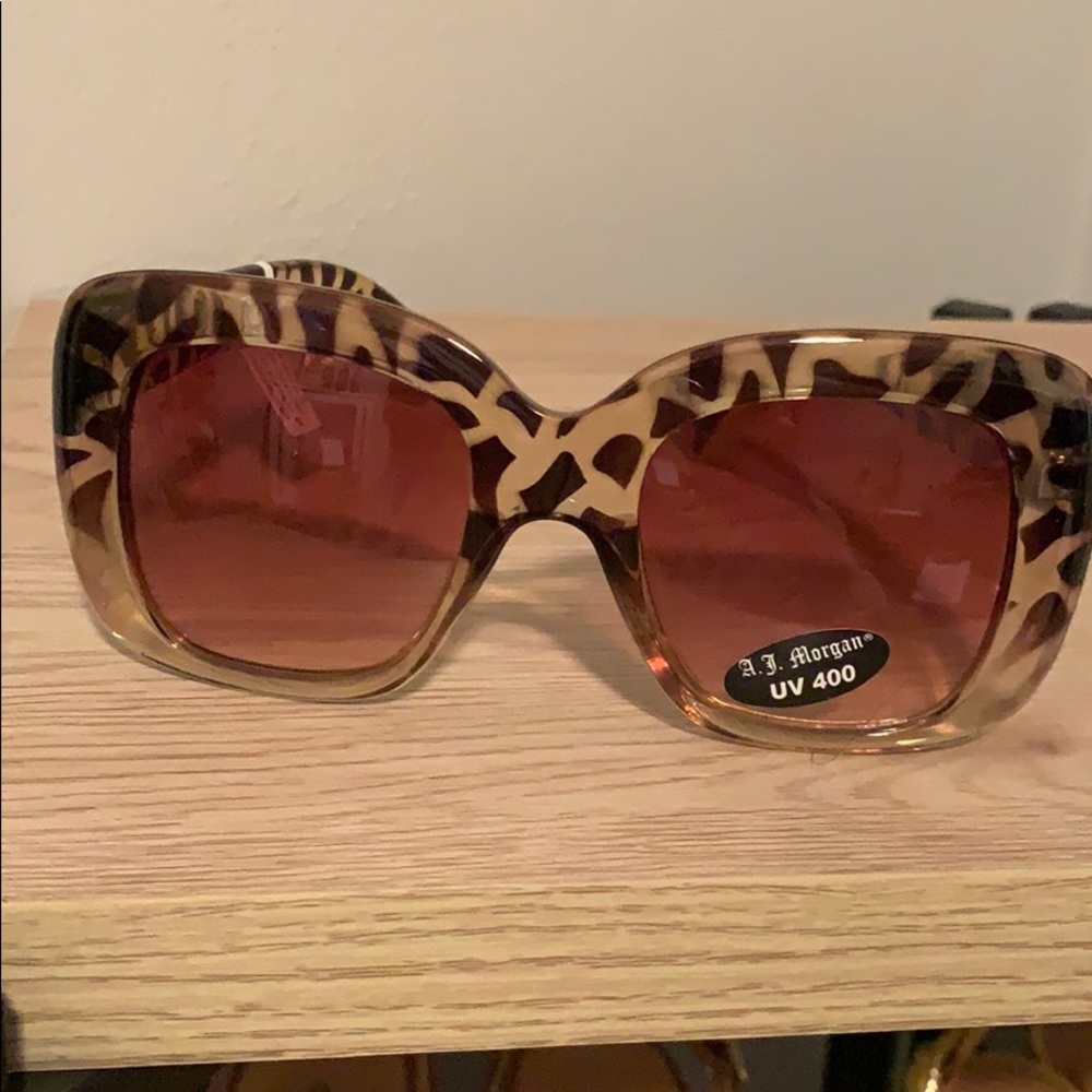 Trendy tortoise print sunglasses